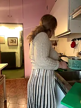 Snapshot of Sunbelxx chatting on December 3, 9:18 am Sunbelxx online show from December 3, 9:18 am