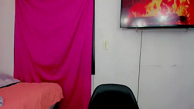 Snapshot of sunshine_uwu22 chatting on January 6, 6:10 pm sunshine uwu22 online show from January 6, 6:10 pm