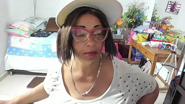 Snapshot of Mrs_mommy_ chatting on October 3, 7:44 pm Mrs mommy  online show from October 3, 7:44 pm