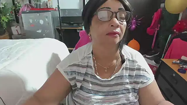 Snapshot of Mrs_mommy_ chatting on November 23, 6:08 pm Mrs mommy online show from November 23, 6:08 pm