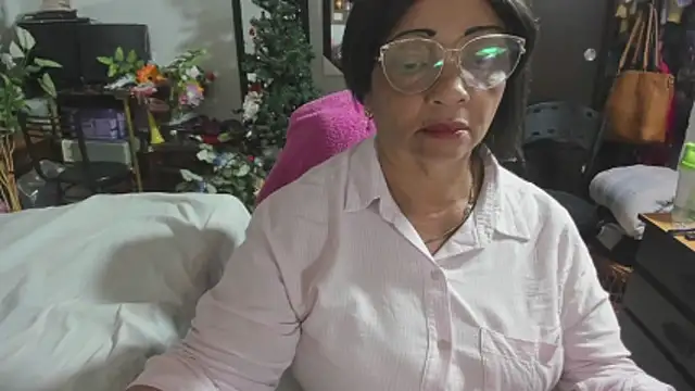 Snapshot of Mrs_mommy_ chatting on December 5, 1:25 am Mrs mommy online show from December 5, 1:25 am