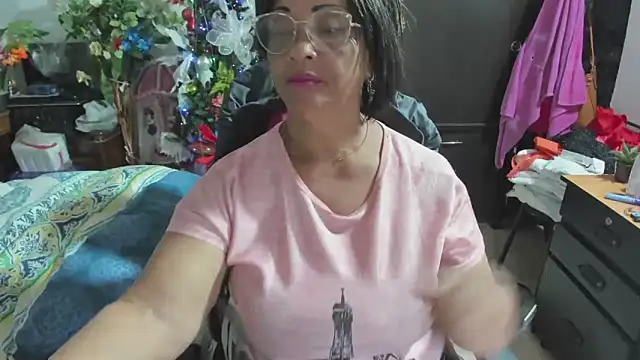 Snapshot of Mrs_mommy_ chatting on December 19, 7:43 pm Mrs mommy online show from December 19, 7:43 pm