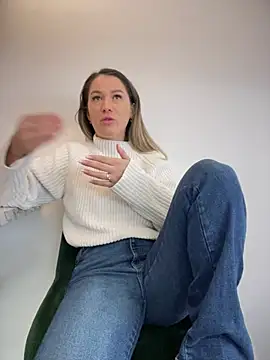 Snapshot of HotXMom chatting on February 20, 4:50 am HotXMom online show from February 20, 4:50 am