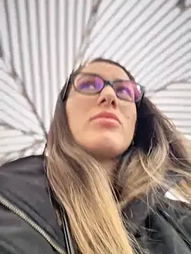 Snapshot of HotXMom chatting on November 5, 6:46 am HotXMom online show from November 5, 6:46 am