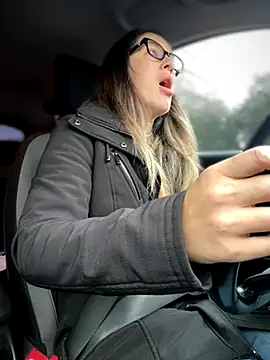 Snapshot of HotXMom chatting on November 11, 6:46 am HotXMom online show from November 11, 6:46 am