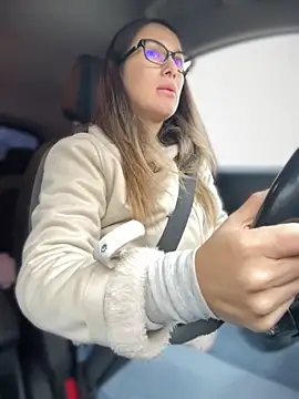 Snapshot of HotXMom chatting on November 12, 6:47 am HotXMom online show from November 12, 6:47 am