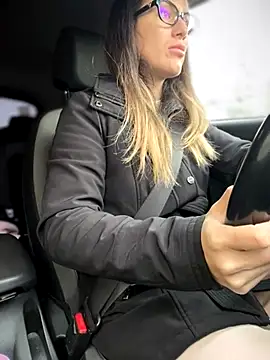 Snapshot of HotXMom chatting on November 17, 6:52 am HotXMom online show from November 17, 6:52 am