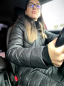 Snapshot of HotXMom chatting on November 19, 6:46 am HotXMom online show from November 19, 6:46 am