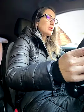 Snapshot of HotXMom chatting on November 24, 6:57 am HotXMom online show from November 24, 6:57 am