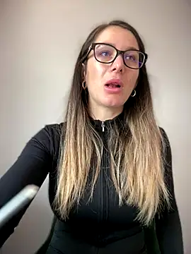 Snapshot of HotXMom chatting on November 25, 7:19 am HotXMom online show from November 25, 7:19 am