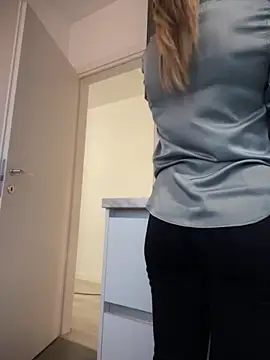 Snapshot of HotXMom chatting on November 30, 11:58 am HotXMom online show from November 30, 11:58 am