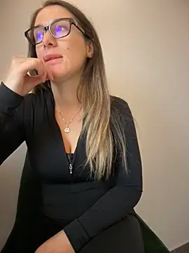 Snapshot of HotXMom chatting on December 2, 7:14 am HotXMom online show from December 2, 7:14 am