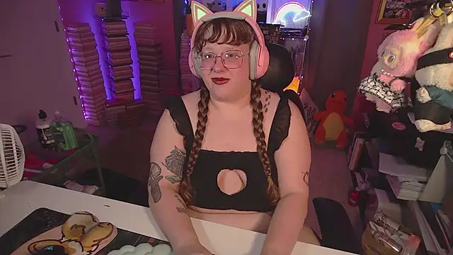 Snapshot of FatVeronica chatting on June 24, 2:43 am FatVeronica online show from June 24, 2:43 am