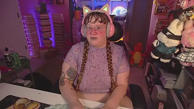 Snapshot of FatVeronica chatting on June 25, 5:17 pm FatVeronica online show from June 25, 5:17 pm