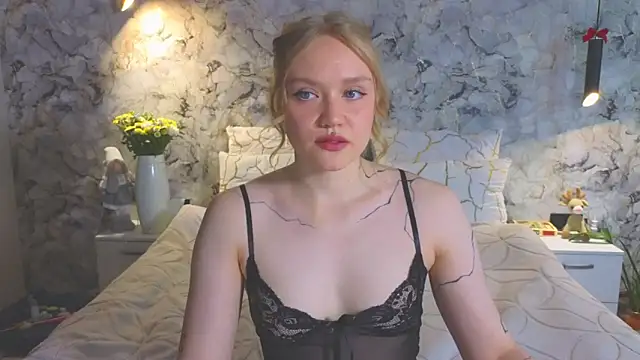 Snapshot of Aurora_Golden1 chatting on June 14, 6:04 am Aurora Golden1 online show from June 14, 6:04 am
