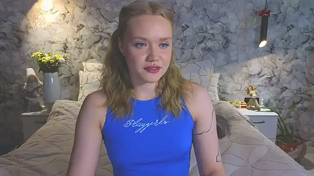 Snapshot of Aurora_Golden1 chatting on June 15, 8:27 am Aurora Golden1 online show from June 15, 8:27 am