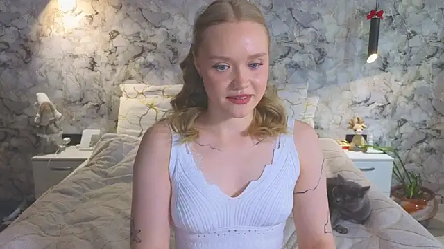 Snapshot of Aurora_Golden1 chatting on June 22, 3:47 am Aurora Golden1 online show from June 22, 3:47 am