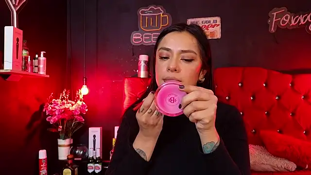 Snapshot of foxxy_nasty chatting on December 4, 9:12 pm foxxy nasty online show from December 4, 9:12 pm