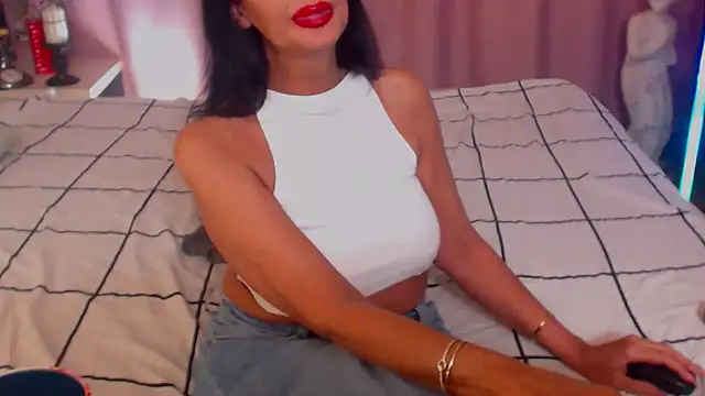 Snapshot of shannon4u chatting on February 23, 7:00 am shannon4u online show from February 23, 7:00 am