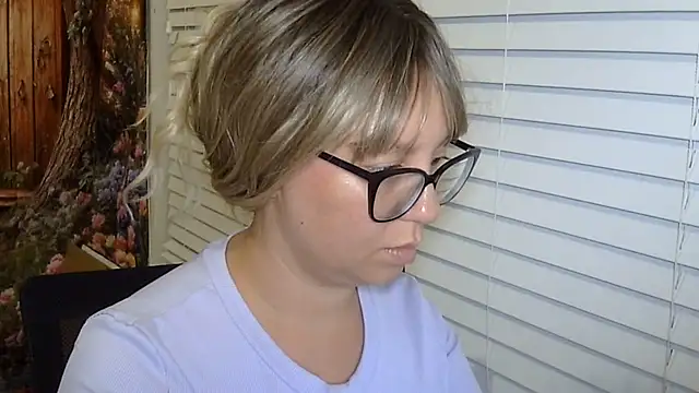 Snapshot of Paisleehaze chatting on May 24, 3:44 am Paisleehaze online show from May 24, 3:44 am