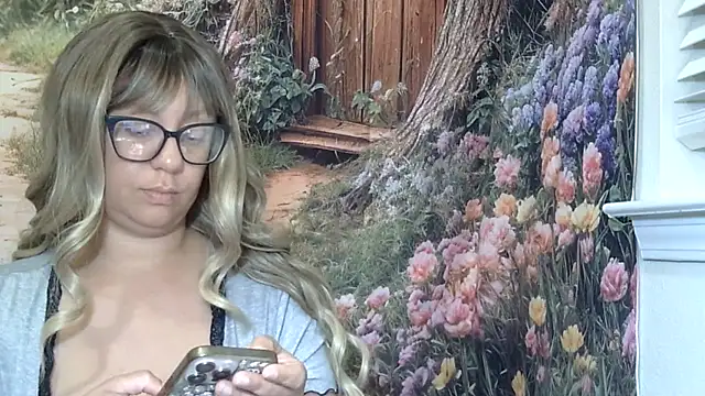 Snapshot of Paisleehaze chatting on June 17, 10:39 am Paisleehaze online show from June 17, 10:39 am