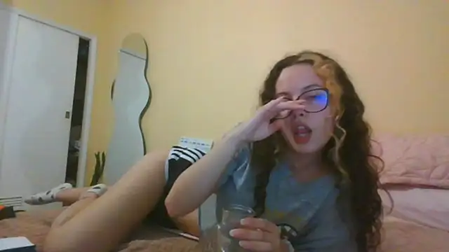 frikigyal online show from January 19, 2:36 am