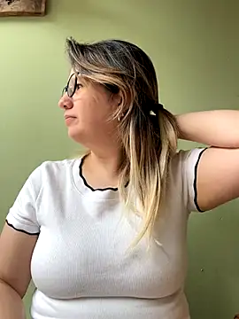 amooraaamoon online show from October 31, 1:23 pm