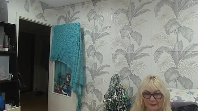 Snapshot of CamDiva113 chatting on January 2, 12:13 pm CamDiva113 online show from January 2, 12:13 pm