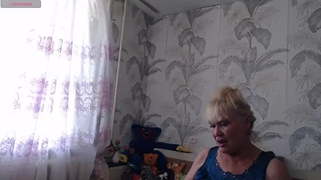 Snapshot of CamDiva113 chatting on August 3, 6:01 am CamDiva113 online show from August 3, 6:01 am