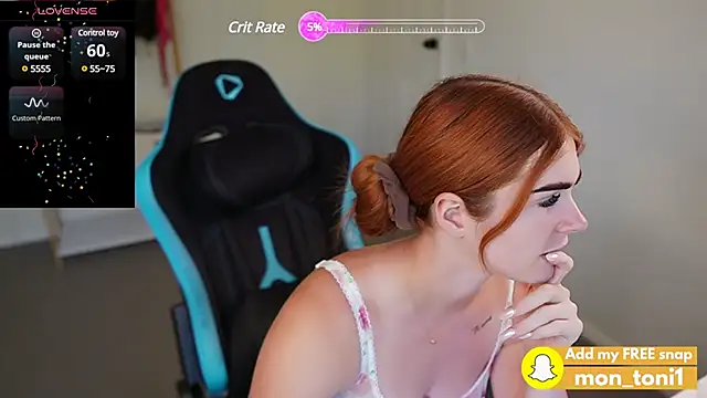 Snapshot of aus_queen chatting on December 13, 3:38 am aus queen online show from December 13, 3:38 am