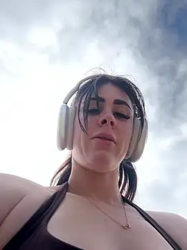 Snapshot of aus_queen chatting on November 9, 2:10 am aus queen online show from November 9, 2:10 am