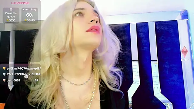 Snapshot of honey_skin chatting on December 22, 2:30 am honey skin online show from December 22, 2:30 am