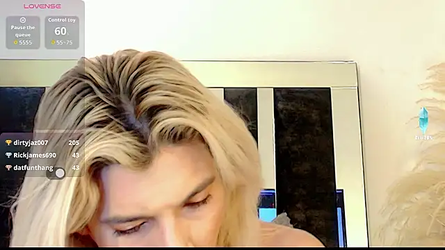 Snapshot of honey_skin chatting on February 4, 10:26 pm honey skin online show from February 4, 10:26 pm