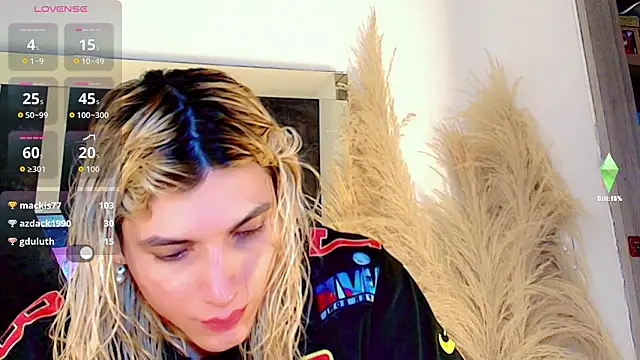 Snapshot of honey_skin chatting on February 15, 9:00 pm honey skin online show from February 15, 9:00 pm