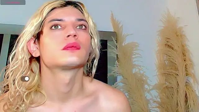 Snapshot of honey_skin chatting on February 21, 10:11 pm honey skin online show from February 21, 10:11 pm