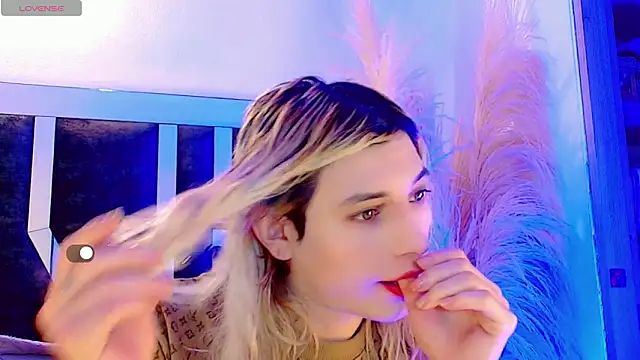 Snapshot of honey_skin chatting on February 23, 9:45 pm honey skin online show from February 23, 9:45 pm