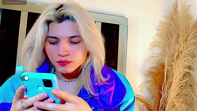 Snapshot of honey_skin chatting on April 14, 5:52 pm honey skin online show from April 14, 5:52 pm