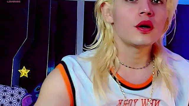 Snapshot of honey_skin chatting on May 16, 10:36 am honey skin online show from May 16, 10:36 am