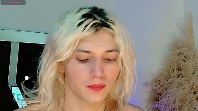 Snapshot of honey_skin chatting on July 8, 9:52 pm honey skin online show from July 8, 9:52 pm