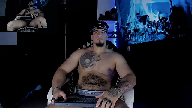 Snapshot of kingbear777 chatting on December 21, 1:36 am kingbear777 online show from December 21, 1:36 am