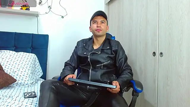 Snapshot of dorian_h_ chatting on July 18, 2:32 pm dorian h online show from July 18, 2:32 pm