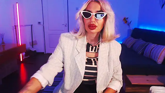 Snapshot of beauty_chl0e chatting on December 8, 12:18 am beauty chl0e online show from December 8, 12:18 am