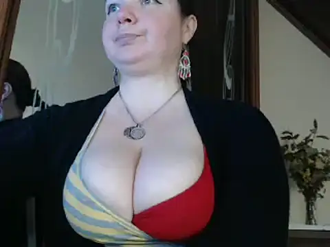 Snapshot of amorelara chatting on February 10, 12:39 pm amorelara online show from February 10, 12:39 pm