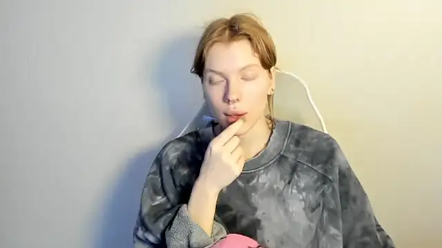 Snapshot of StellaDavis chatting on December 18, 8:31 am StellaDavis online show from December 18, 8:31 am