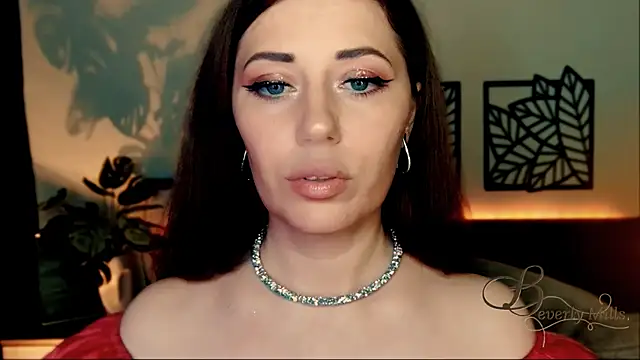 Snapshot of MissBeverlyMills chatting on December 7, 2:13 pm MissBeverlyMills online show from December 7, 2:13 pm