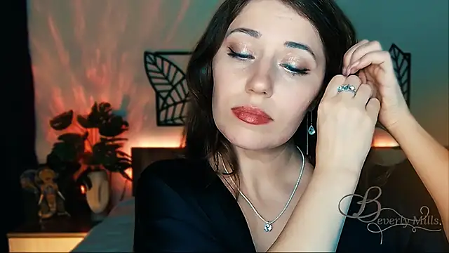 Snapshot of MissBeverlyMills chatting on January 25, 9:46 pm MissBeverlyMills online show from January 25, 9:46 pm