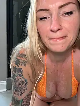 Snapshot of MaggieMayI89 chatting on June 27, 5:40 pm MaggieMayI89 online show from June 27, 5:40 pm