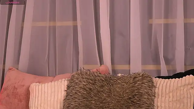 Snapshot of CynthiaWest chatting on June 8, 3:29 am CynthiaWest online show from June 8, 3:29 am