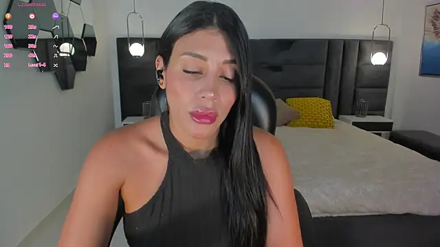 Snapshot of CharlotteCox_ chatting on July 29, 2:53 am CharlotteCox online show from July 29, 2:53 am