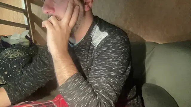 Snapshot of RedDante89 chatting on December 18, 10:35 pm RedDante89 online show from December 18, 10:35 pm